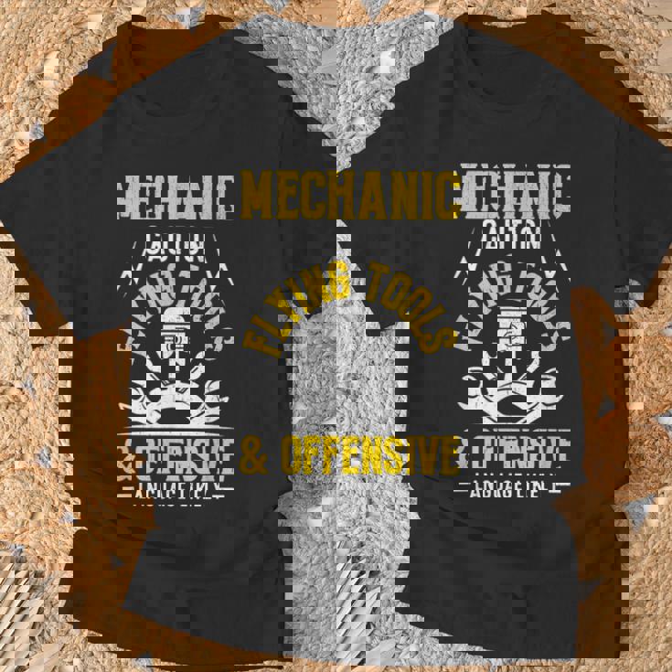 Mechanic Caution Flying Tools 自動車整備士 Tシャツ 高齢者への贈り物