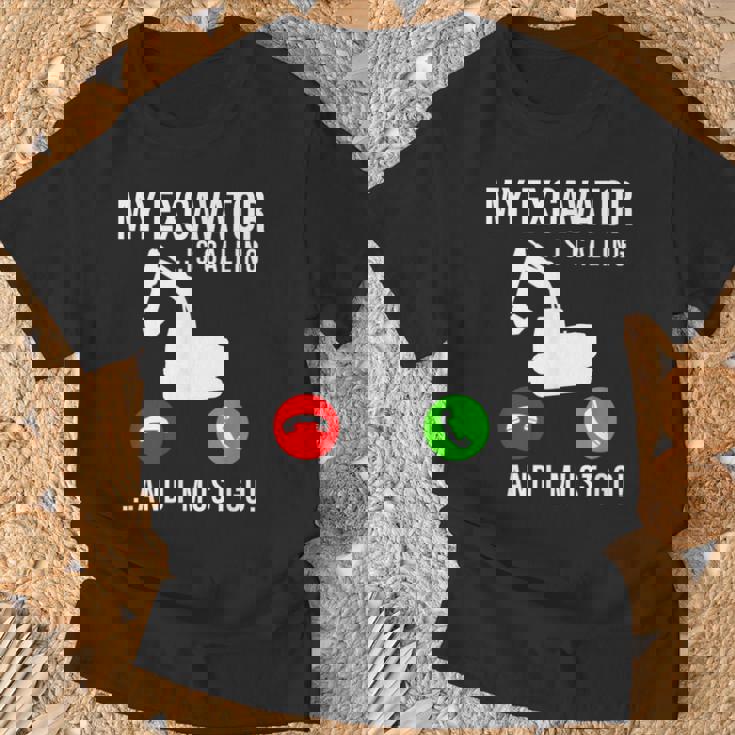 My Excavator Is Calling 面白い重機オペレーター Tシャツ 高齢者への贈り物