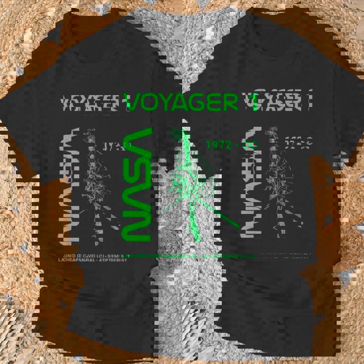 Nasa ボイジャー1号宇宙船は1977年9月5日に打ち上げられました。 Tシャツ 高齢者への贈り物