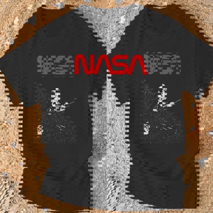 Nasaの宇宙飛行士の掃除機の星のワームのロゴが面白い Tシャツ 高齢者への贈り物