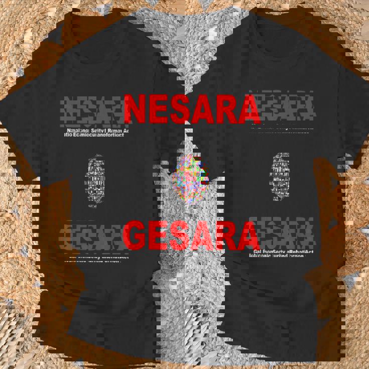 Nesara Gesara、赤い文字。 Tシャツ 高齢者への贈り物