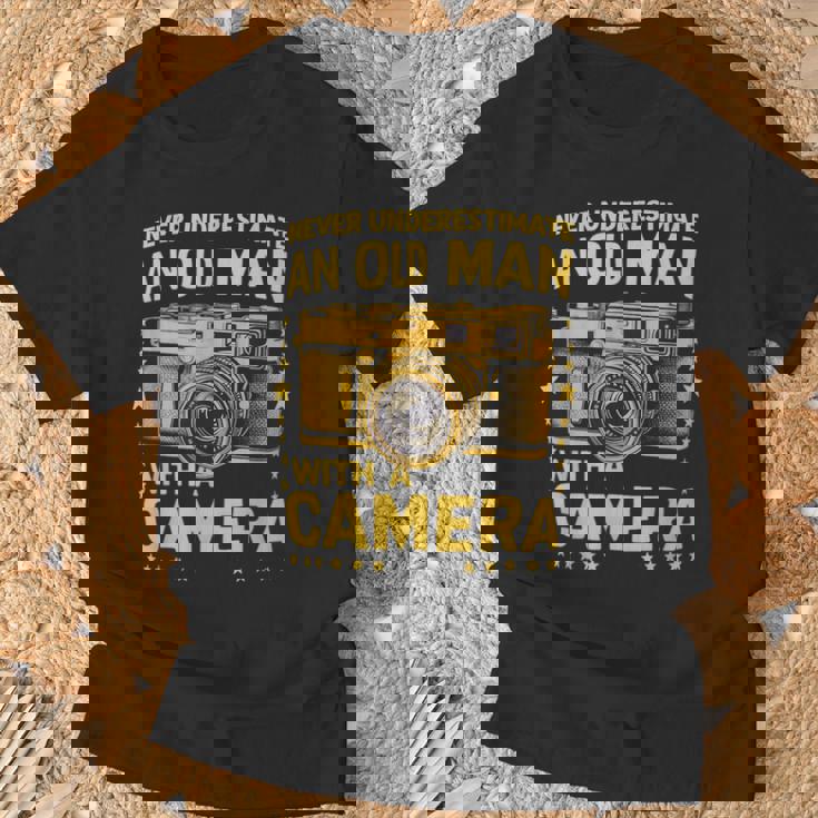 Never Underestimate An Old Man With A Camera レトロ ヴィンテージ Tシャツ 高齢者への贈り物