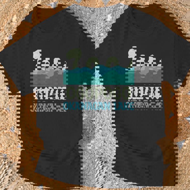 Ogopogo オカナガン湖 怪獣 生き物 かわいい かわいい クリプティッド Tシャツ 高齢者への贈り物