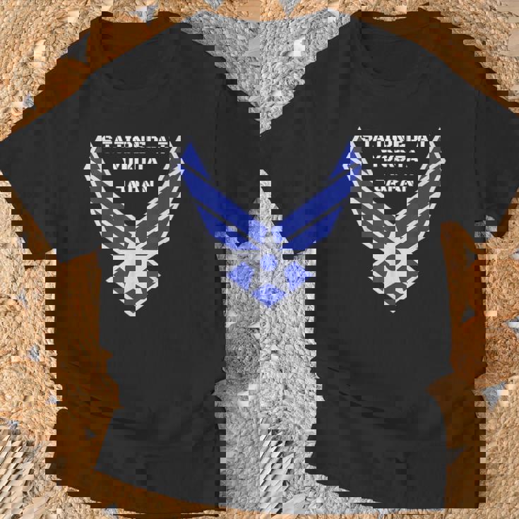 Stationed At Yokota Japan 日本 キャンプ 横田 よこた での任務のツアー Tシャツ 高齢者への贈り物