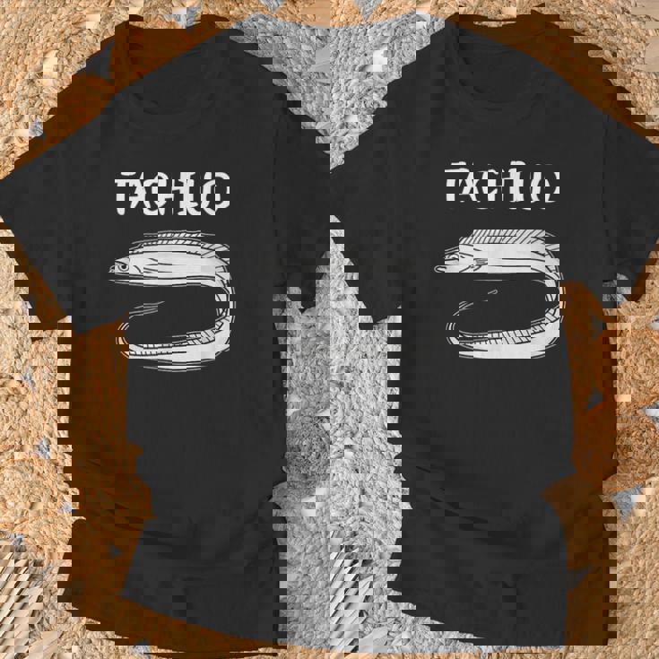 Tachiuo 太刀魚 タチウオ 魚好き 願掛け 釣り好き 海釣り 趣味 おもしろ 寿司ネタ 趣味釣り 船釣り 釣り Tシャツ 高齢者への贈り物