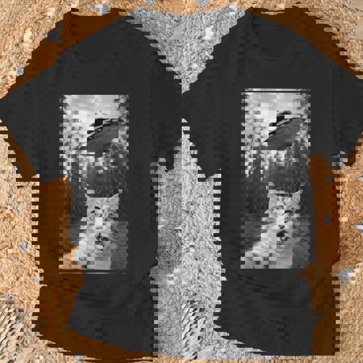 Ufoエイリアンと面白い猫の自撮り。 Tシャツ 高齢者への贈り物