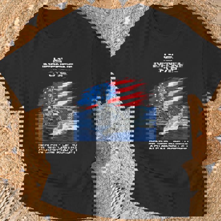Uss インデペンデンス Cv 62 空母 退役軍人 アメリカ国旗 Tシャツ 高齢者への贈り物