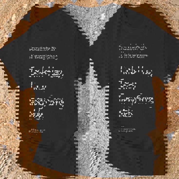 ”私は怠けているのではなく、省エネモードなんです。英訳）ユニークなメッセージ Tシャツ 高齢者への贈り物