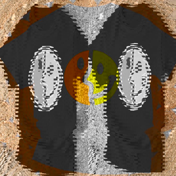 【ピカソ風】スマイル フェイス 笑顔（パロディ）キュビズム【スマイリー】ニコニコ 黄色 ポップ かわいい Tシャツ 高齢者への贈り物