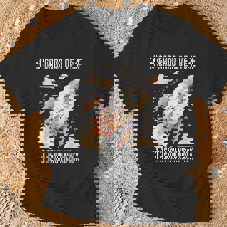 おじいちゃんは私を月まで愛して帰って Tシャツ 高齢者への贈り物