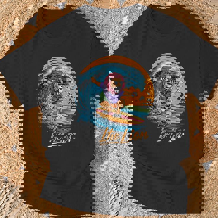 おもしろい ライオン サーフィン ライオン スポーツ サーファー 動物 恋人 夏 Tシャツ 高齢者への贈り物