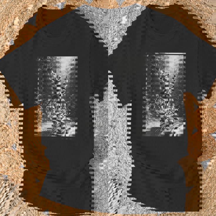 おもしろいアライグマ乗馬トラ驚いた怖い猫の自撮り。 Tシャツ 高齢者への贈り物