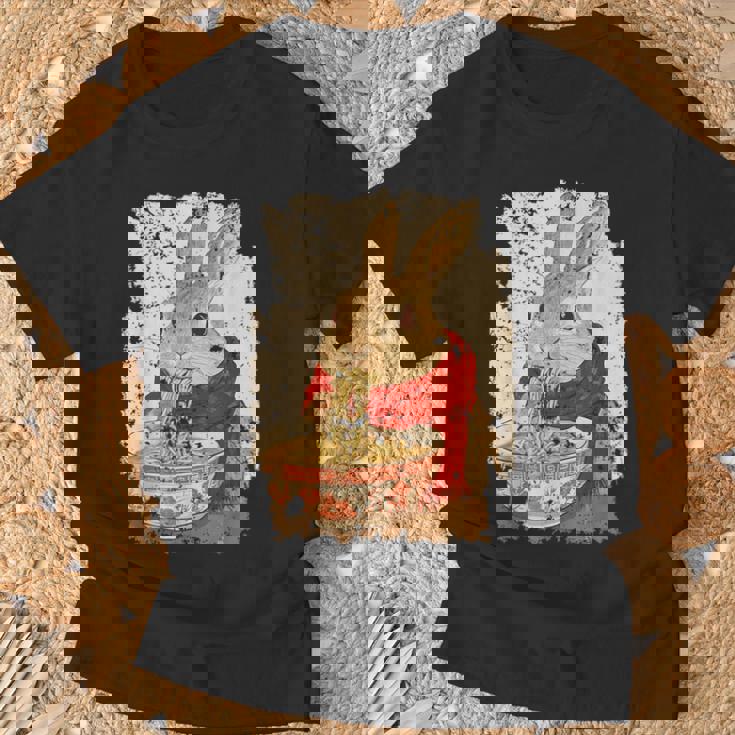 かわいいウサギが麺をすする Tシャツ 高齢者への贈り物