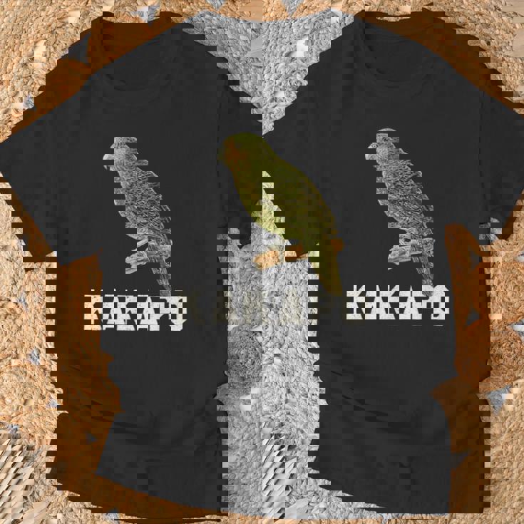 かわいいカカポの鳥が木に座っている Tシャツ 高齢者への贈り物