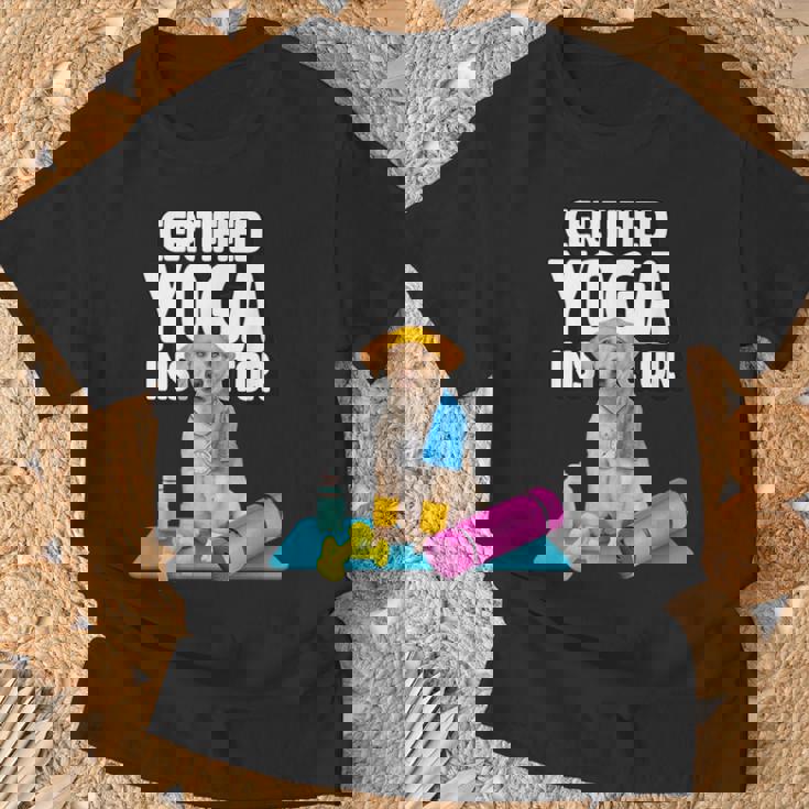 かわいい黄色いラブラドールヨガの先生が犬の子犬のためにヨガを作ります。 Tシャツ 高齢者への贈り物