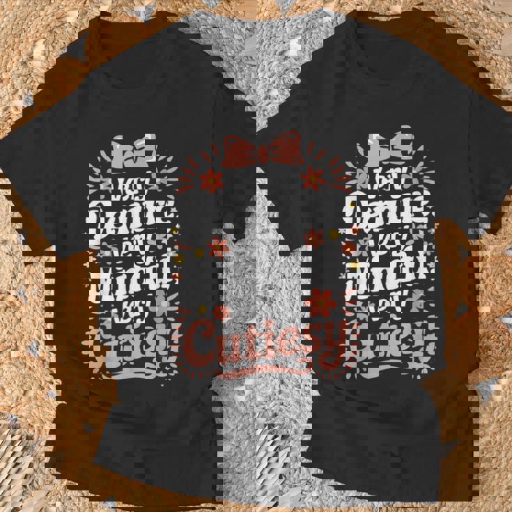 かわい子ちゃんの服はとても控えめで、とてもマインドフルで、とてもかわいいです。 Tシャツ 高齢者への贈り物