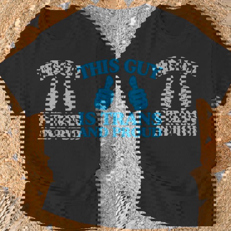 この男はトランスジェンダーで誇り高きトランスジェンダープライド二本指 Tシャツ 高齢者への贈り物