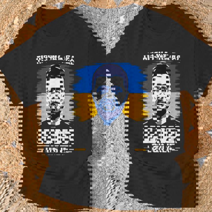 これが本当のリーダーがzelenskyをサポートしているように見えるものです。 Tシャツ 高齢者への贈り物