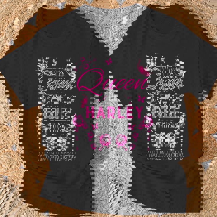 これはハーレーダビッドソンの女王の名前入り誕生日です。 Tシャツ 高齢者への贈り物