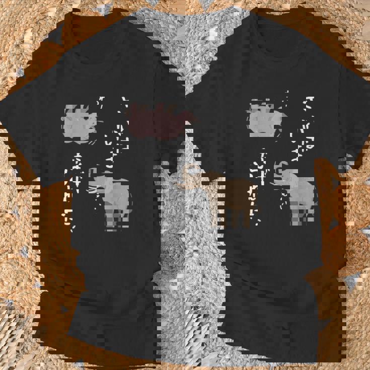 さいはいまなげられた ゾウ サイ かわいい Tシャツ 高齢者への贈り物