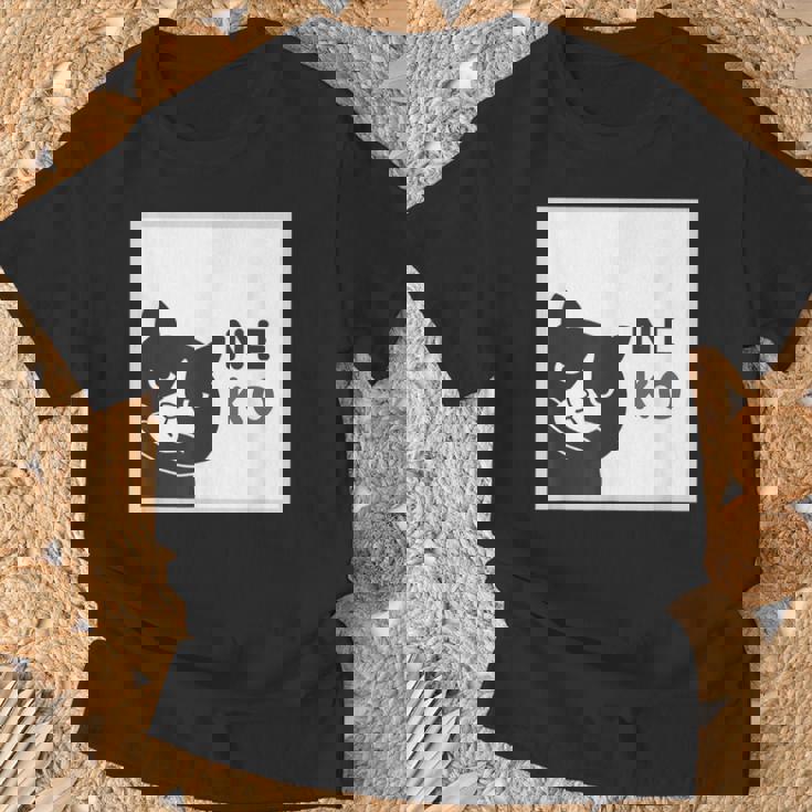 ねこさん Neko ハチワレ『まどの なか から』【どうぶつフレンズ】フキゲンネコ 猫 顔 窓 イラスト Tシャツ 高齢者への贈り物