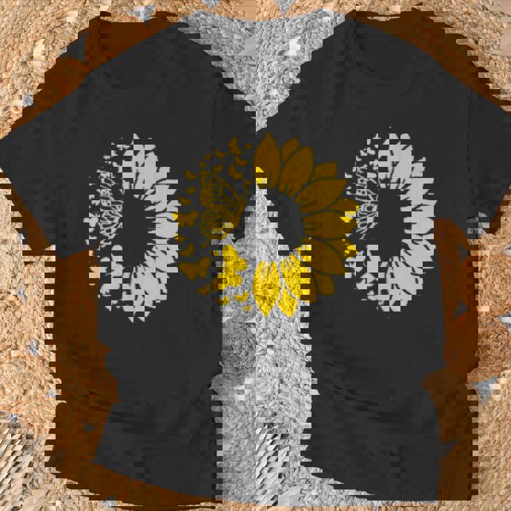 ひまわりと蝶のシルエット、自然の調和。 Tシャツ 高齢者への贈り物