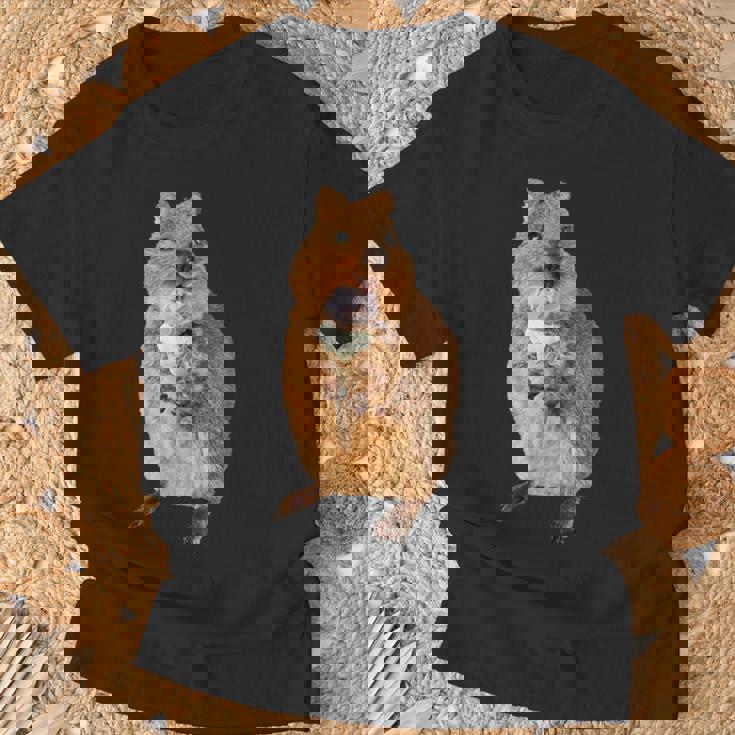 アイスクリームコーンを食べるカワイイクオッカ。 Tシャツ 高齢者への贈り物