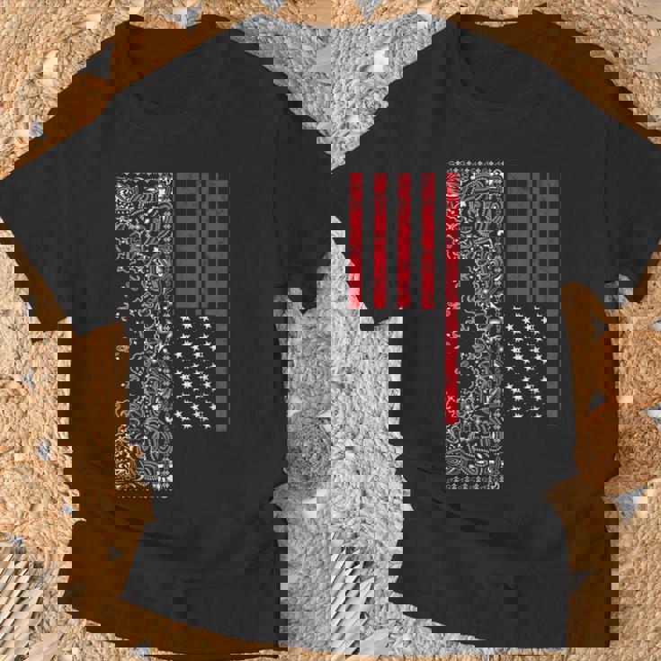 アメリカ、愛国的なアメリカ国旗、ペイズリー、バンダナプリント。 Tシャツ 高齢者への贈り物