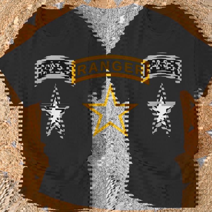 アメリカ合衆国陸軍レンジャータブとスターミリタリー。 Tシャツ 高齢者への贈り物