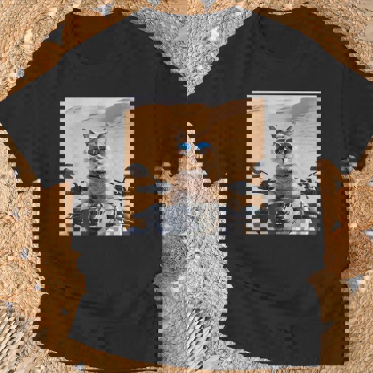 アラビア砂漠でサングラスをかけた猫、ドバイにマッチ。 Tシャツ 高齢者への贈り物