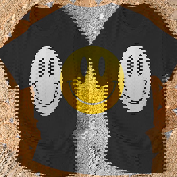 イエロー スマイル ハッピー ピース スマイル フェイス かわいい ユーモア すごい Tシャツ 高齢者への贈り物