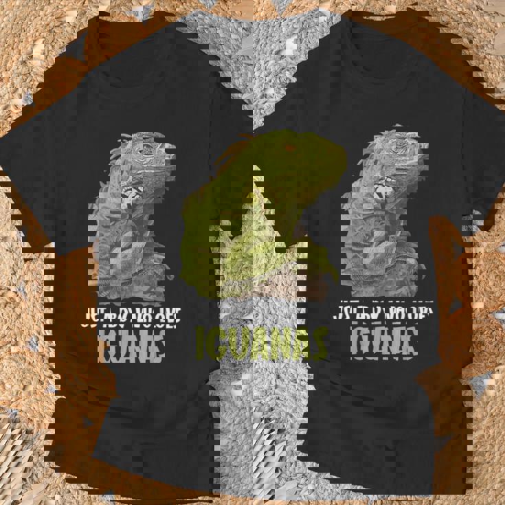 イグアナ・イグアナが大好きな男の子だけ。 Tシャツ 高齢者への贈り物