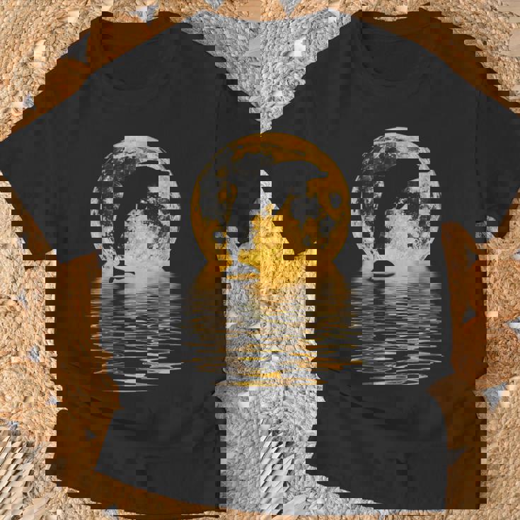 イルカ 海 夕日 月 反射 自然 恋人 ギフト Tシャツ 高齢者への贈り物