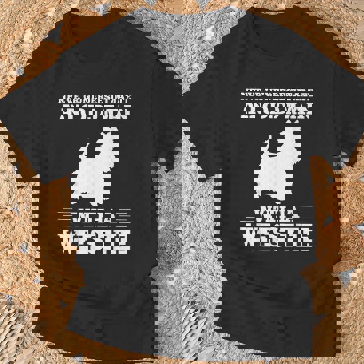 ウェスティ・ドッグを飼っている老人を決して過小評価しないでください Tシャツ 高齢者への贈り物