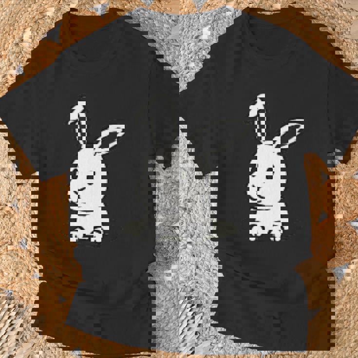 ウサギの穴から出てトラブルに巻き込まれる Tシャツ 高齢者への贈り物