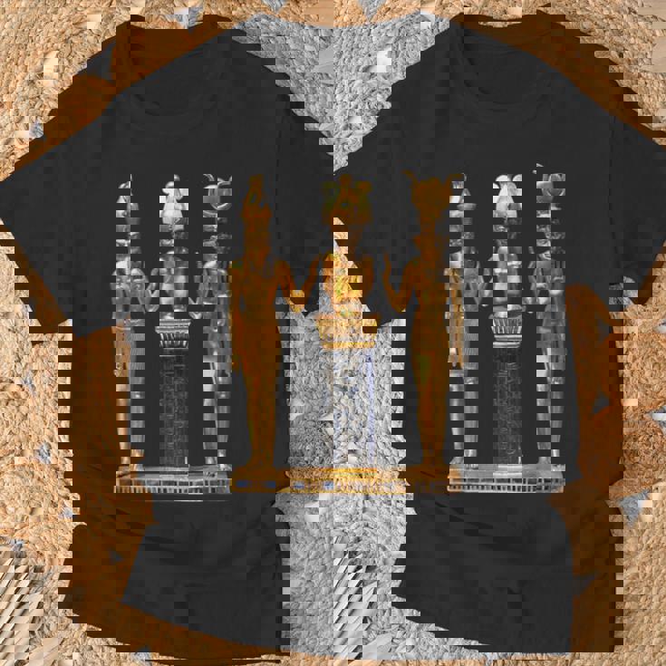 エジプト トリニティ ゴールデンホルス オシリスとイシスの像 Tシャツ 高齢者への贈り物