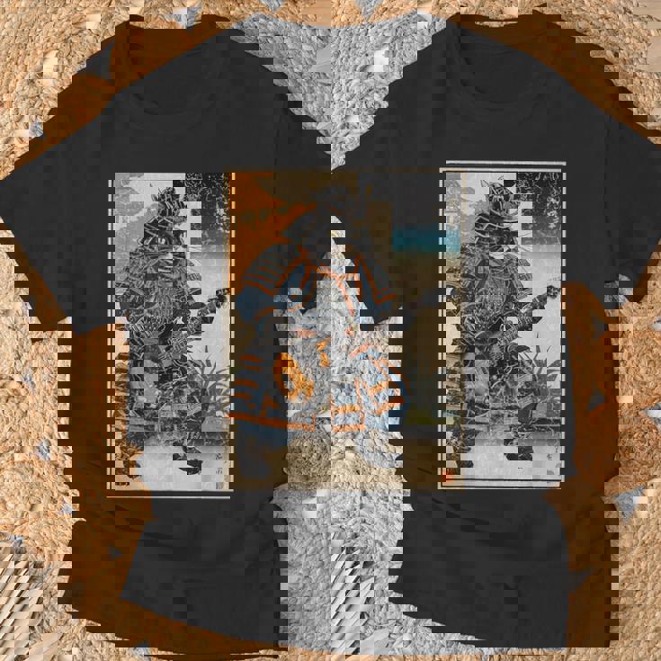 エレキギターを弾く日本の侍猫 浮世墨アート Tシャツ 高齢者への贈り物