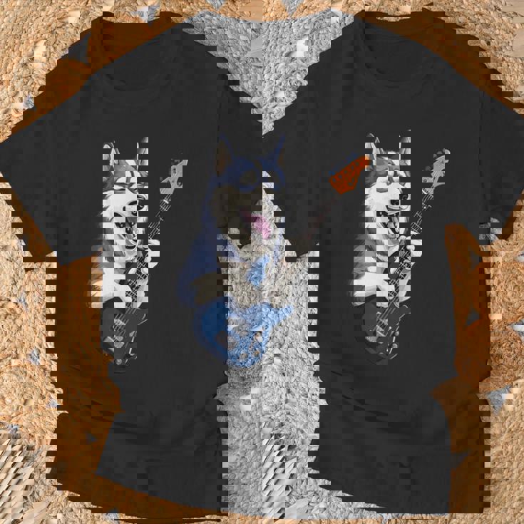 エレキギターを弾く面白いシベリアンハスキー犬ミュージシャン Tシャツ 高齢者への贈り物