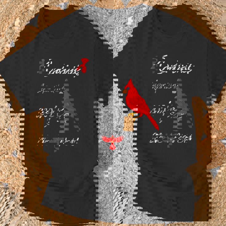 エンジェルが近くにいるとカーディナルが現れる Tシャツ 高齢者への贈り物