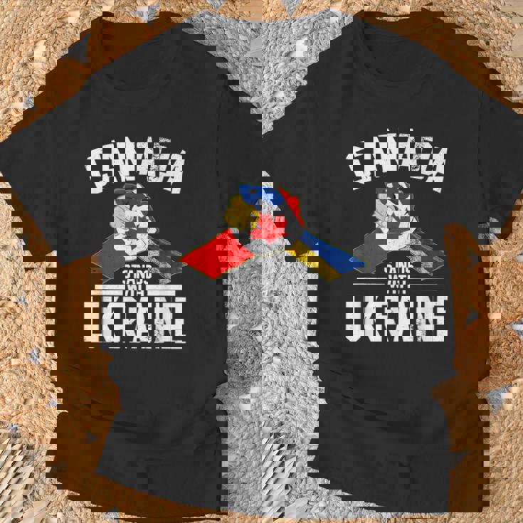 カナダはウクライナのウクライナのカナダの旗のtシャツで立ちます Tシャツ 高齢者への贈り物