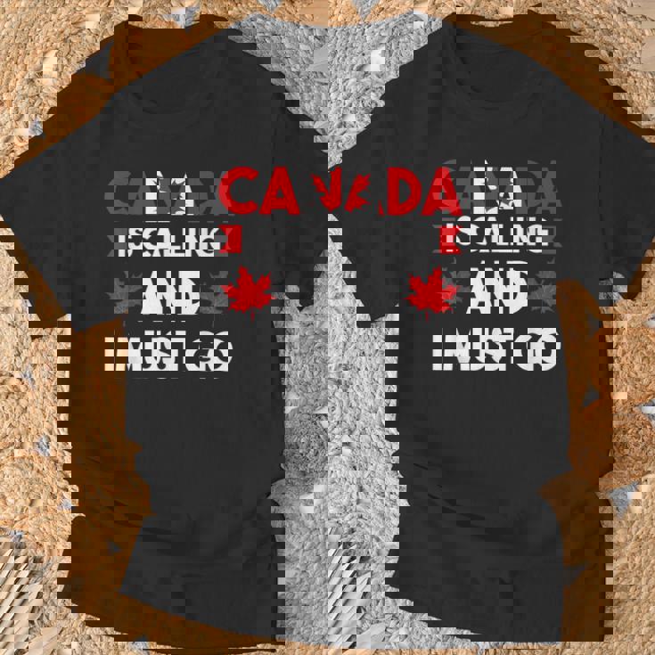 カナダはコリングだしカナダに行かないといけない Tシャツ 高齢者への贈り物