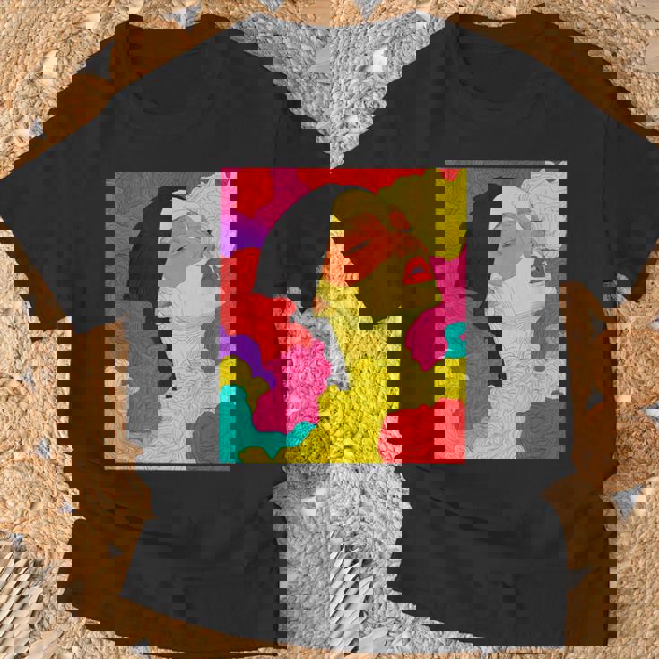 カラフルなドリームスケープ – シュールな顔と抽象的な波 Tシャツ 高齢者への贈り物