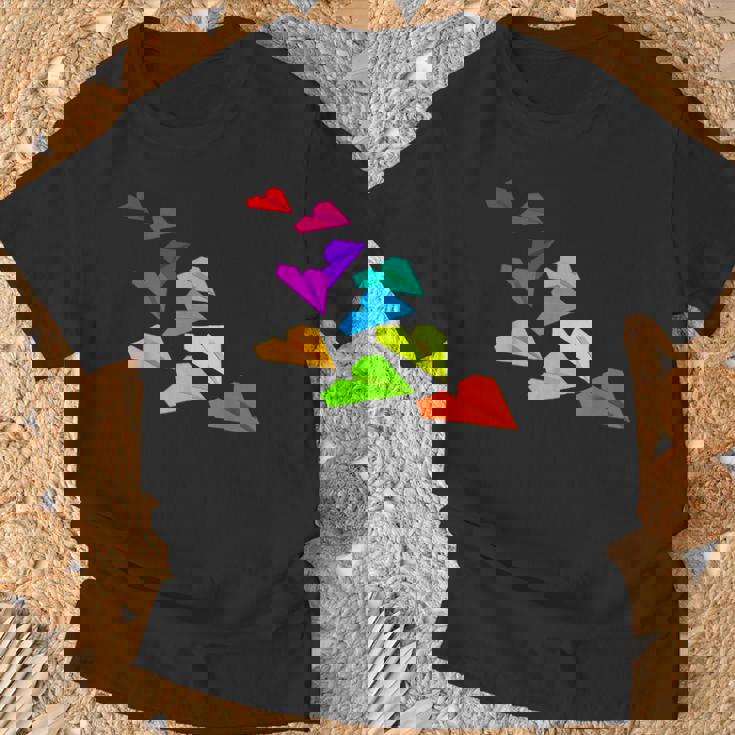 カラフルな紙飛行機デザイン 飛行機愛好家向け Tシャツ 高齢者への贈り物