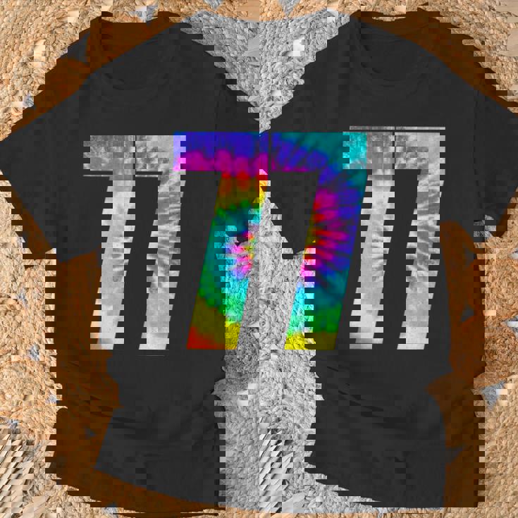 カラフルな絞り染め 77歳の誕生日または77番のチームイベント Tシャツ 高齢者への贈り物