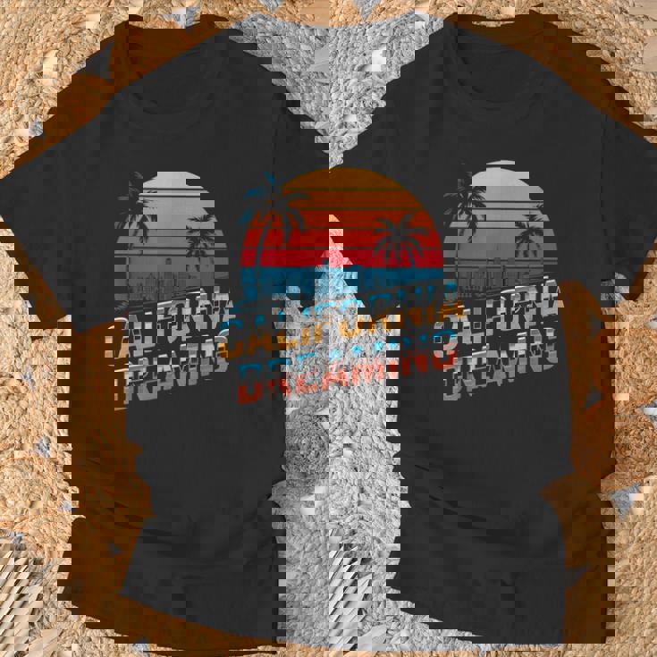カリフォルニア ドリーミング サンセット ヤシの木 街並み Tシャツ 高齢者への贈り物