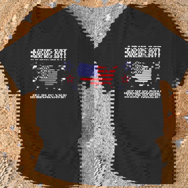 カロライン・レヴィット・ホワイトハウス報道官 Tシャツ 高齢者への贈り物