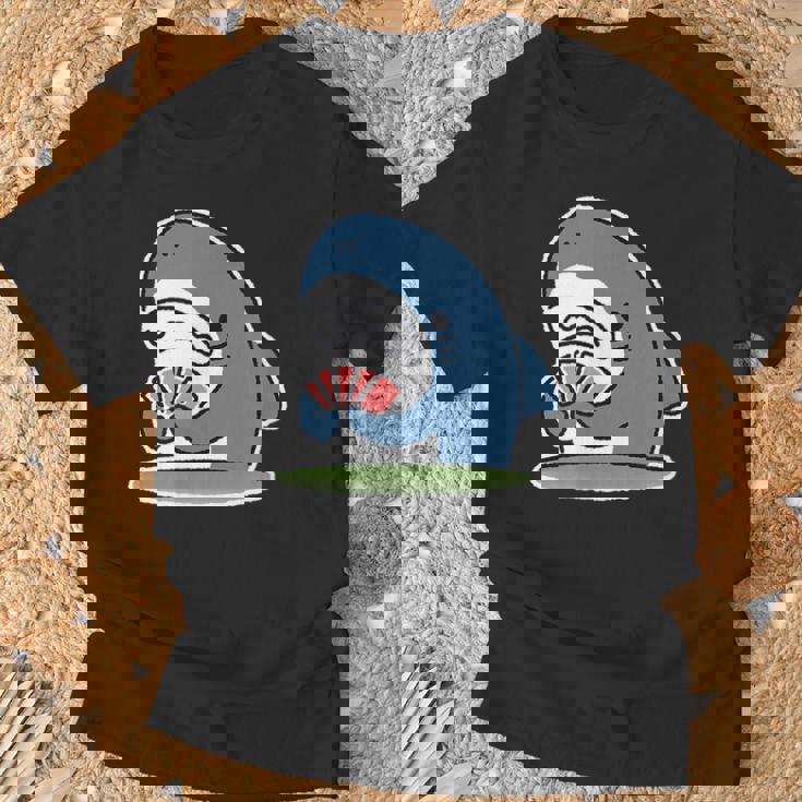 カード遊びをするサメ Tシャツ 高齢者への贈り物