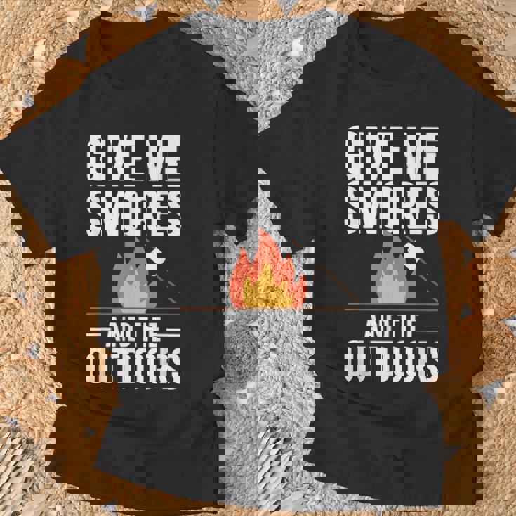 キャンプ&ハイカー向け、スモーズアンドザアウトドアデザインを与えてください Tシャツ 高齢者への贈り物