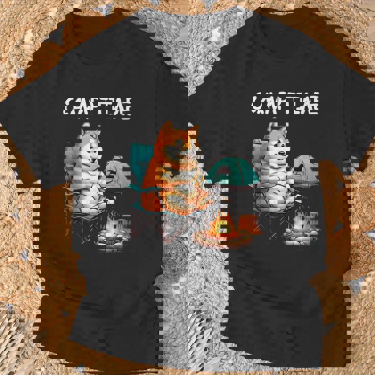 キャンプ Camp Time アウトドア 焚火 おもしろ 犬 柴犬好き 柴犬 名言 文字 面白い ふざけた ネタ Tシャツ 高齢者への贈り物