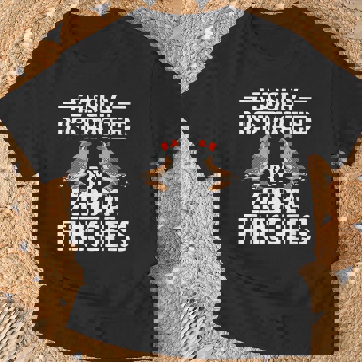 キンカチョウの飼育員はキンカチョウに気をそらされやすい Tシャツ 高齢者への贈り物